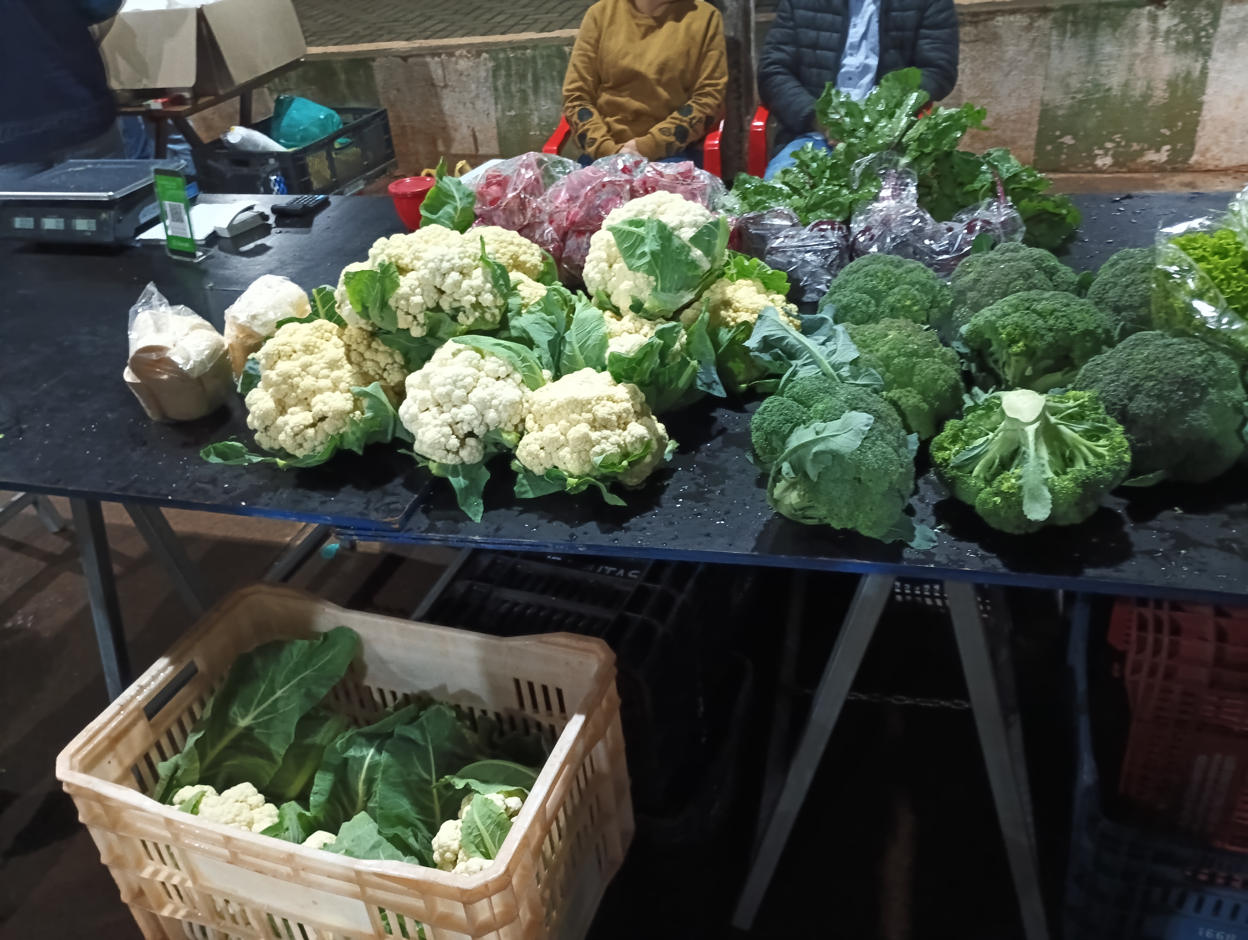 bancada com verduras
disponíveis na feira