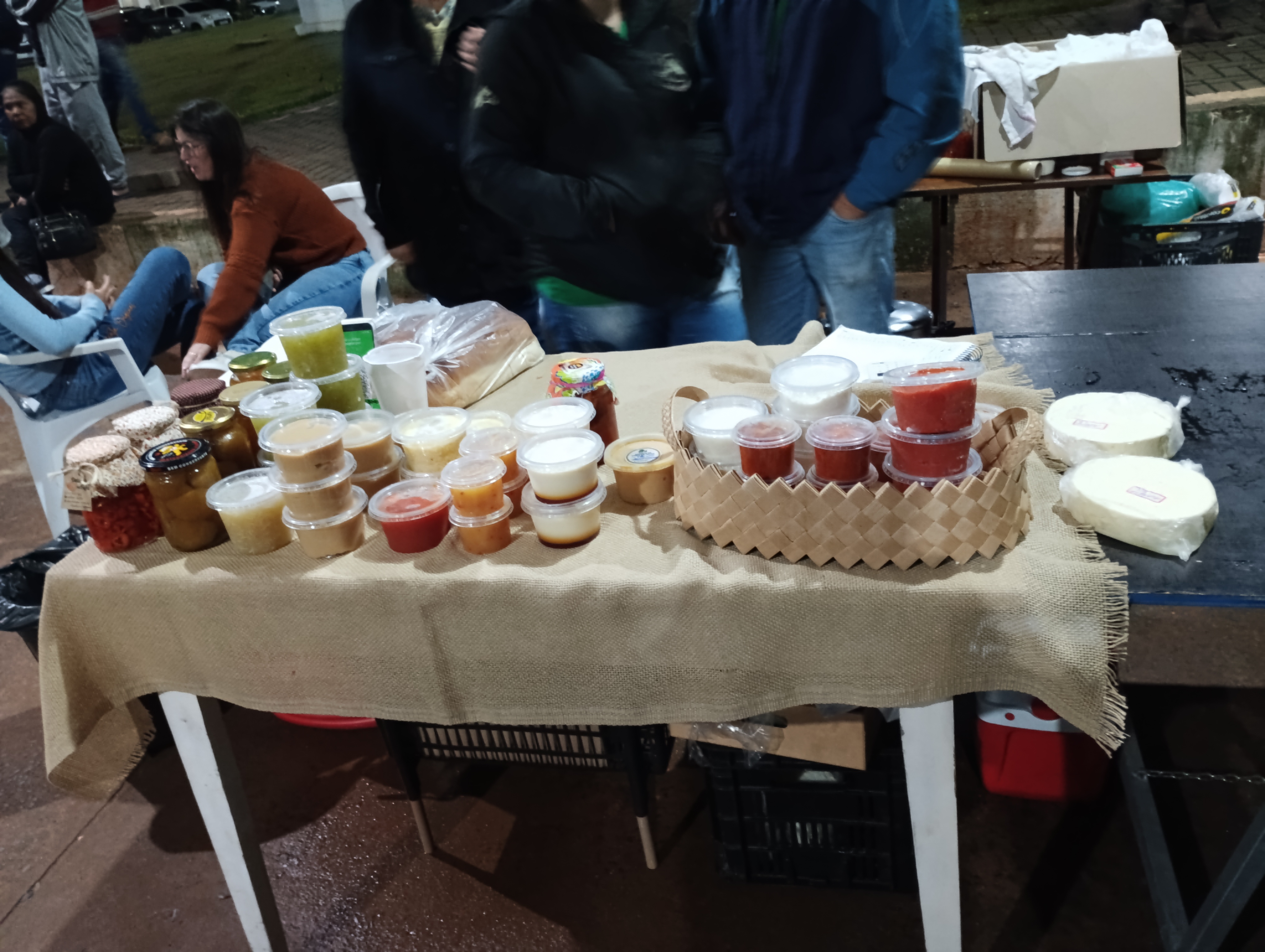 bancada com produtos
como: geleias, mousses, doces